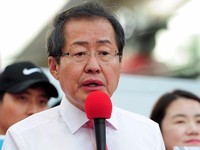 [포토] 신촌유세, 발언하는 홍준표