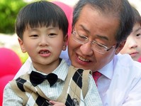 [포토] 어린이날, 아이와 대화하는 홍준표