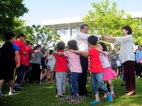 [포토] 어린이날, 아이들과 기차놀이하는 홍준표