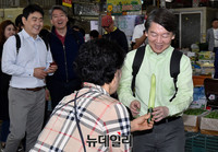 [포토] 오이 선물에 환하게 웃는 안철수 후보