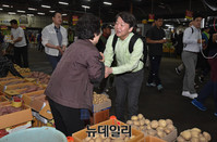 [포토] 상인들 손 잡아주는 국민의당 안철수 후보