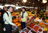 [포토] 농산물 도매시장 찾은 안철수 후보