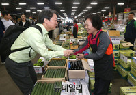 [포토] 농산물도매시장 상인들과 인사 나누는 안철수 후보