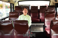 [포토] 버스타고 다음 장소로 향하는 안철수 후보