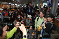 [포토] 시민들과 사진찍는 안철수 국민의당 후보