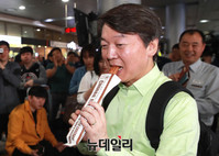 [포토] 츄러스 먹는 국민의당 안철수 후보