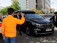 [포토] 홍준표 차량향해 '브이'하는 시민