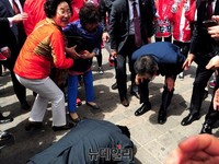 [포토] 인천유세, 홍준표 향해 큰절하는 시민