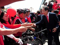 [포토] 인천유세, 악수하는 홍준표 후보