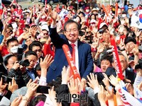 [포토] 안산 시민에게 손 흔드는 홍준표