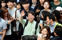 [포토] 광주시민들에게 손들어 인사하는 안철수 후보