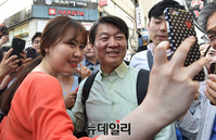 [포토] 광주 시민들과 기념사진 찍는 안철수 후보
