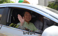 [포토] 택시 타고 이동하는 안철수 국민의당 대선후보