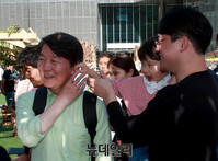 [포토] 아기에게 귀잡힌 안철수 국민의당 대선후보