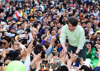 [포토] 광주 시민들과 악수하는 안철수 후보