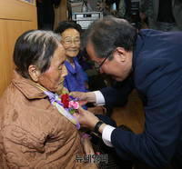 [포토] 카네이션 달아드리는 홍준표 후보