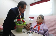 [포토] 통영에 입원중인 위안부 피해자 김복득 할머니 찾은 홍준표