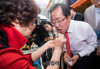 [포토] 마산어시장 찾은 홍준표