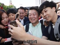 [포토] 잠실역서 시민과 사진찍는 안철수