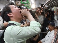 [포토] 지하철서 목 보호제 먹는 안철수