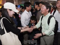 [포토] 잠실역서 악수하는 안철수 후보