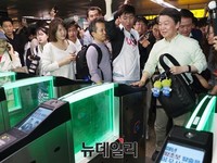 [포토] 지하철 개찰구 통과하는 안철수