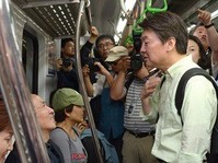 [포토] 지하철서 시민과 대화하는 안철수