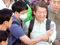 [포토] 강남역서 시민과 사진찍는 안철수