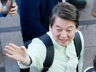 [포토] 강남역서 손 흔드는 안철수