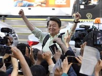 [포토] 강남서 만세하는 안철수 후보