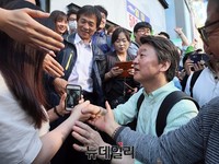 [포토] 강남역서 악수하는 안철수 후보