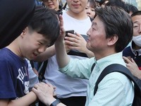 [포토] 아이 머리 쓰다듬는 안철수