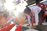 [포토] 울산서 큰절 올리는 홍준표