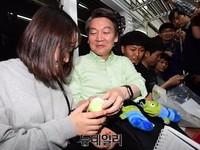 [포토] 지하철서 인형 선물하는 안철수