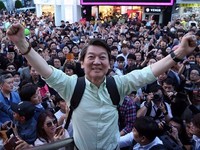 [포토] 홍대서 만세하는 안철수