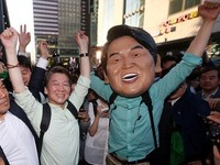 [포토] 캐릭터 인형과 만세하는 안철수