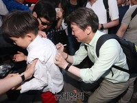 [포토] 아이 등에 싸인하는 안철수