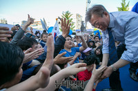 [포토] 지지자들과 악수 나누는 문재인 후보