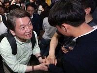 [포토] 홍대서 악수하는 안철수 후보
