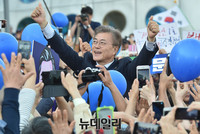 [포토] 손들어 광주 시민들에게 인사하는 문재인