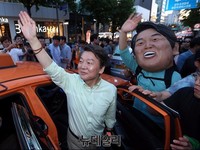 [포토] 홍대서 택시타는 안철수