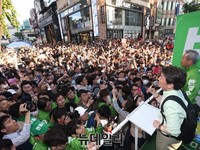 [포토] 홍대서 지지호소하는 안철수