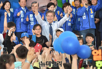 [포토] 아이들과 기념사진 촬영하는 문재인 후보