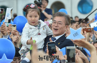 [포토] 어린아이 번쩍 든 문재인 후보