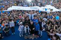 [포토] 아이들과 사진찍는 문재인 후보