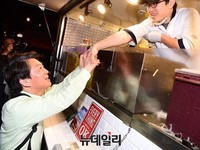 [포토] 푸드트럭 청년과 악수하는 안철수