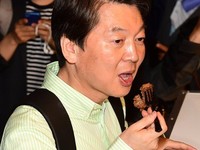 [포토] 푸드트럭서 식사하는 안철수