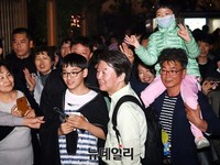 [포토] 여의도서 시민들과 만난 안철수