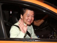 [포토] 택시에서 손 흔드는 안철수