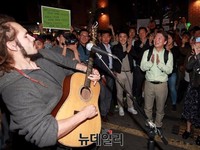 [포토] 신촌서 거리공연 보는 안철수